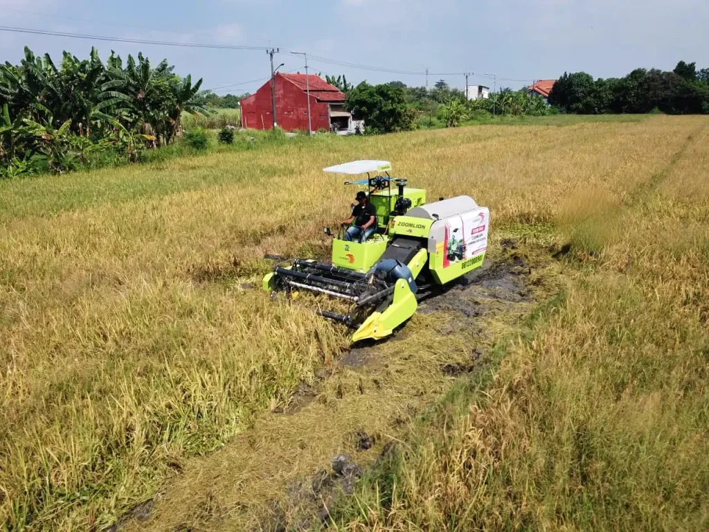 Demo unit Combine Harvester FH100E bersama Azarindo