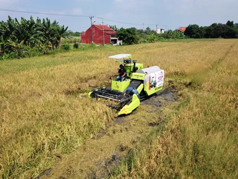 Demo unit Combine Harvester FH100E bersama Azarindo